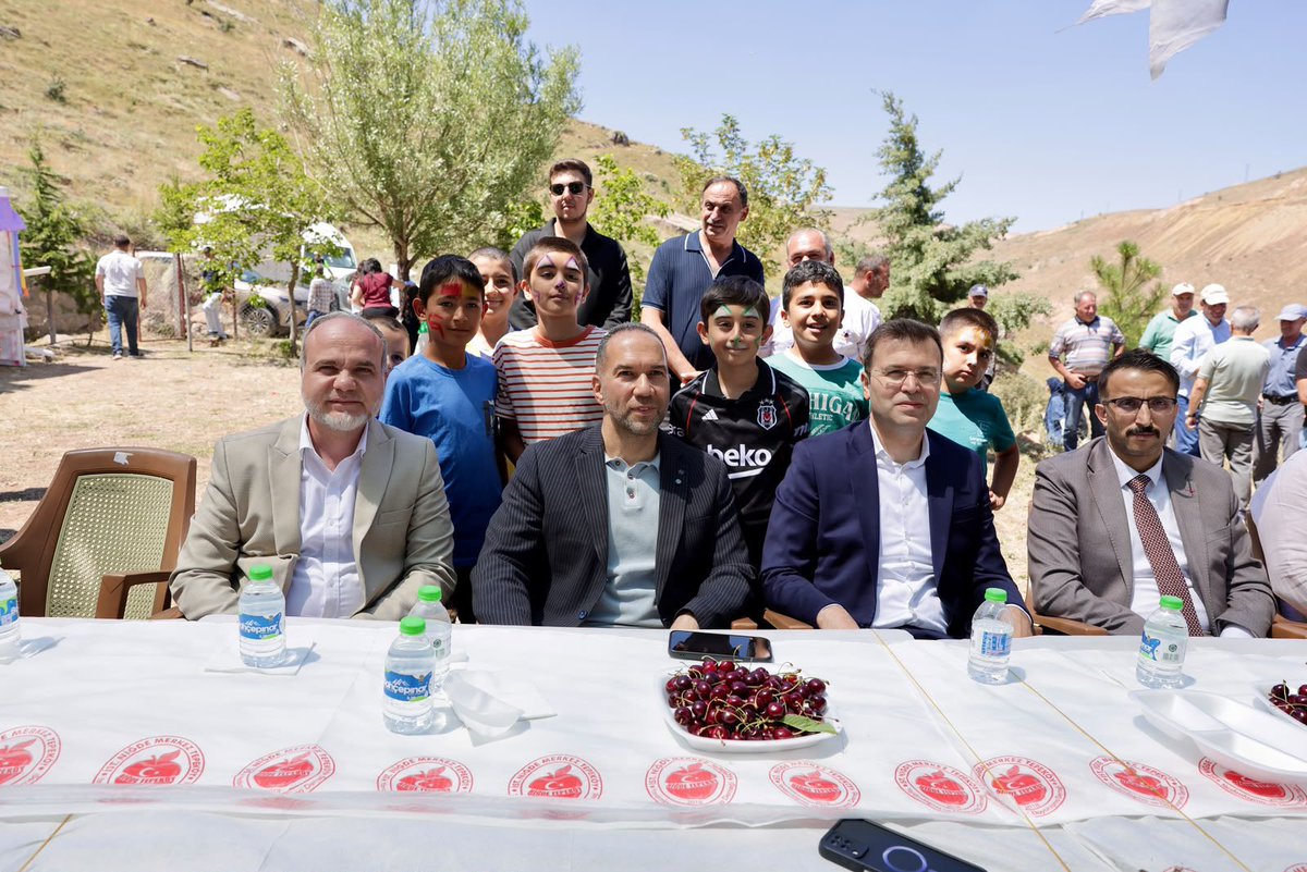 DrHasanUslu's tweet photo. İlimiz protokolü ile birlikte İstanbul Niğde Merkez Tepeköy Yardımlaşma ve Dayanışma Derneği tarafından düzenlenen Köy Şenliği ve Ağalık Seçimi programına katıldık.

Birlik, beraberlik ve dayanışma kültürünü yaşatan bu anlamlı organizasyonda emeği geçenleri tebrik ediyorum.
#NÖHÜ https://t.co/hhFg1Hm4Ou