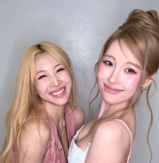 2Moori's tweet photo. Yoohyeon and her Sunmi sunbaenim🩷
Finally🙌🏻💕

#선미 #SUNMI #유아유 #UAU #유현 #YOOHYEON https://t.co/r3AKnokqwb