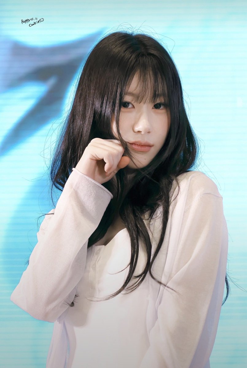 chaeryeongsLOG's tweet photo. HELPPP SHE LOOK TEWW GOOD https://t.co/BKfQhT7D0s