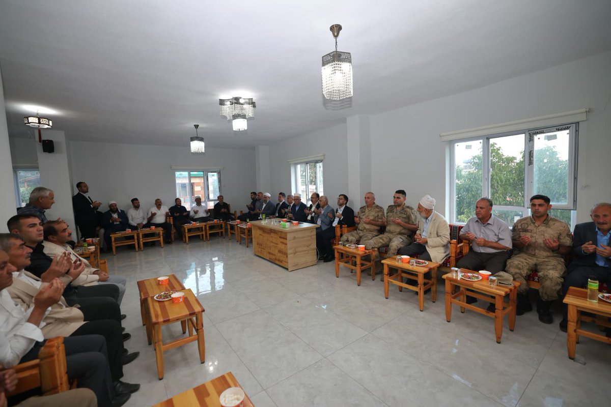 AkPartiSiirt's tweet photo. 📍 Baykan / Kasımlı Köyü Taziye Ziyareti 

İl Başkanımız Sn. @AvHekimGider , Milletvekilimiz Sn. @mervangul56 , Siirt Valimiz ve Belediye Başkan Vekilimiz Sn. @Dr_KemalKzlkaya , Baykan Kaymakamı Sn. Mehmet Gündoğdu, İl Emniyet Müdürü Sn. Mehmet Özdemir ve İl Jandarma Komutan Yardımcısı Albay Sn. Hayrettin Fidan ile birlikte;

Baykan Şehit ve Gaziler Derneği Başkanı, kıymetli gazimiz Cemal Sarıyer’in evladı, Jandarma Uzman Çavuş Mehmet Salih Sarıyer’in vefatı dolayısıyla Baykan ilçemize bağlı Kasımlı Köyü’nde Sarıyer ailesine taziye ziyaretinde bulunuldu.

Merhum Jandarma Uzman Çavuş Mehmet Salih Sarıyer’e Allah’tan rahmet; kederli ailesine, yakınlarına ve aziz milletimize sabır ve başsağlığı diliyoruz.

Mekânı cennet, makamı âli olsun.