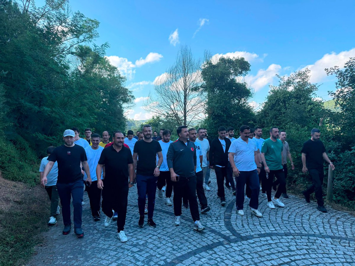 Sariyerocakk's tweet photo. Ülkü Ocakları İstanbul İl Başkanlığı olarak, 3. ve 4. Bölge Ocak Başkanlarımız ve teşkilat mensubu kardeşlerimizle birlikte doğa yürüyüşü ve kahvaltı programı gerçekleştirdik.

Doğanın huzur veren atmosferinde birlik ve beraberliğimizi daha da pekiştirdik. 🌿🇹🇷
@Aalparslandogan 
@MuratYukselMY 
@SametKaragl25 
@Semihkizgin
