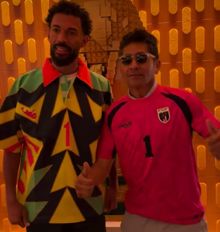 Reforma's tweet photo. El arquero mexicano Jorge Campos conoció al guardameta caboverdiano 'Vozinha', a quien le obsequió uno de sus icónicos jerseys.

📹soyjorgecampos1 (Instagram) https://t.co/m2xWYC9dbY