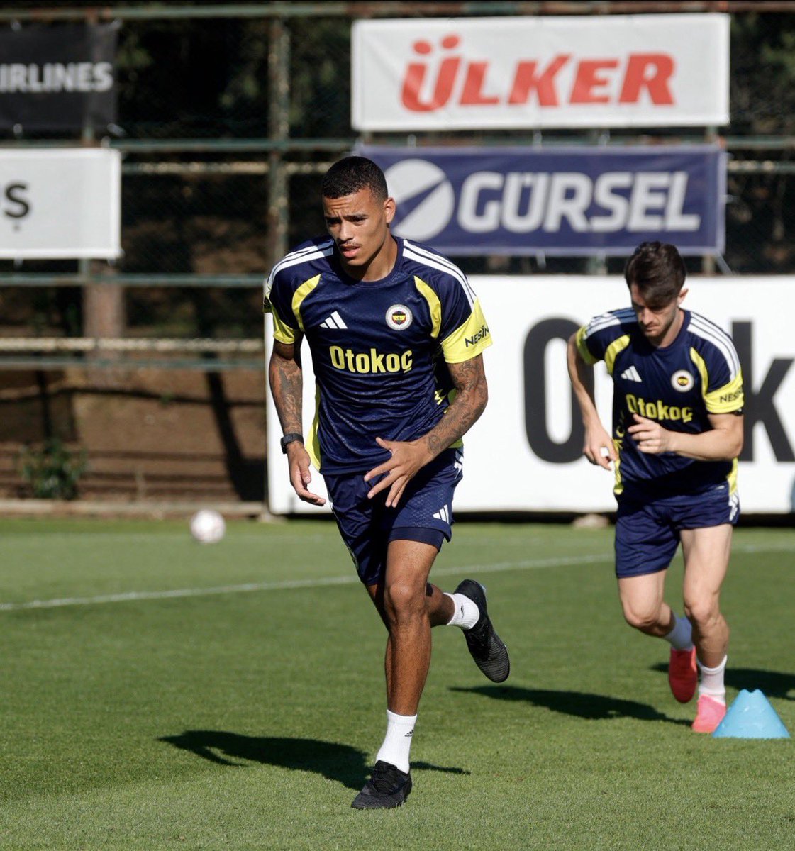 KvncTFTD's tweet photo. seviyoruz 💛💙 https://t.co/QbvHhxSinr