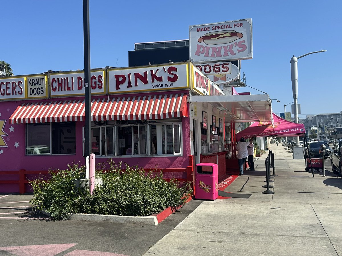 sanjunipeross's tweet photo. when you visit the hot dog place where brad pitt got kidnapped https://t.co/feqXpcSDQR