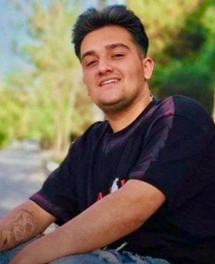 MarianoGiustino's tweet photo. Aveva 19 anni, Erfan #Esfandiari, è stato impiccato in #Iran questa mattina all'alba, al grido di Allahu Akbar, nel carcere di #Isfahan.
Erfan era figlio unico. I genitori sono in questo momento annientati dal dolore per il loro unico figlio ucciso dalla "repubblica" islamica iraniana. Nessun media, anche del servizio pubblico dello stato, vi parlerà di Erfan. Vedrete che nei Tg di questa sera e negli approfondimenti di questa sera e dei prossimi giorni nessun media vi parlerà di lui. Per il mainstream il regime iraniano non ha ucciso nessuno. Ebbene, questo giovane manifestante non portava armi, era a mani nude, pacifico. Il suo crimine è voler vivere come vivono i suoi coetanei in occidente, come vivono i giovani liberamente a New York, a Parigi, a Londra, a Berlino o a Roma. Per questo è stato mandato al patibolo.
Erfan era uno dei 12 giovani coinvolti nel caso della "piazza Alikhani" a Isfahan, arrestato durante la rivolta di gennaio 2026.
Sua madre e suo padre sono rimasti senza il loro unico figlio ed è stato vietato loro di piangere ad alta voce.
Vedrete che nei Tg di questa sera i media non vi diranno nulla della sua impiccagione.
Seguitemi qui, sui miei account, documento quotidianamente quel che realmente accade in Medio Oriente e in #Turchia, senza alcuna autocensura.