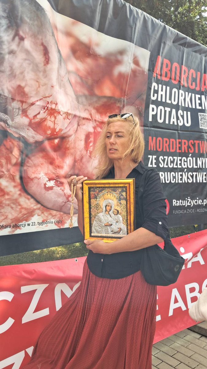 ratujzycie_pl_'s tweet photo. Gdańsk Zaspa. Aborcjoniści szukają sposobu, jak usunąć Publiczny Różaniec spod szpitala. My - wbrew szykanom - trwamy. Jak zawsze w III niedzielę miesiąca.

Usłyszcie ten krzyk i skończcie z aborcją! Żadne dziecko nie chce być zabijane! https://t.co/IRfwlfHXlH