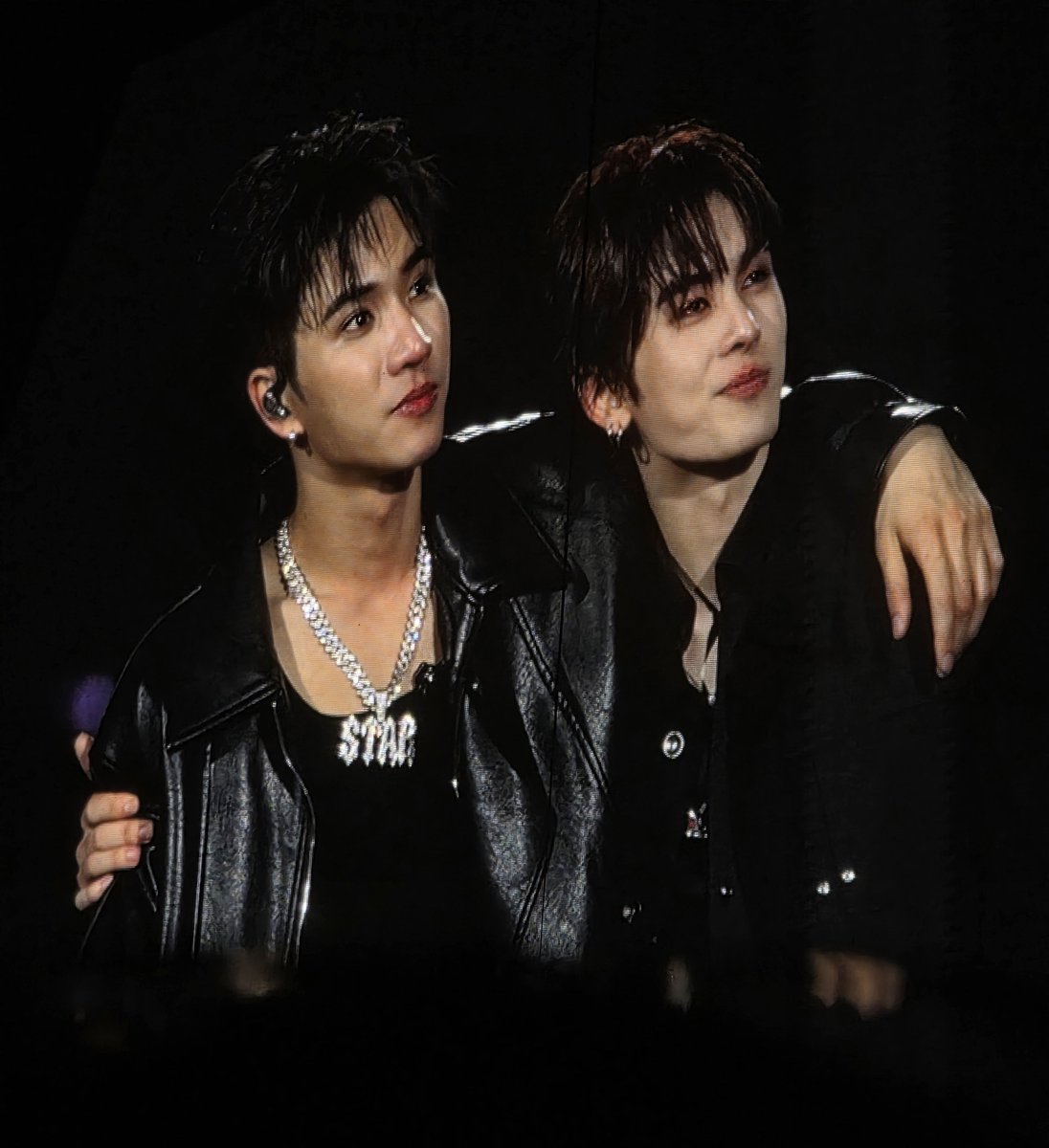 JPleekhant1482's tweet photo. เป็นการมาคอนเสิร์ตที่โคตรคุ้ม🤍🖤
ครั้งแรกที่ได้มาเจอ ประทับใจมาก
สนุกมาก เป็นคอนเสิร์ตที่คุ้มกับค่าบัตร
ไม่รู้สึกเสียดายเงินที่จ่ายไปเลย
#PerthSantaDevilsKissconcertD2 https://t.co/h2Og3RrwmQ