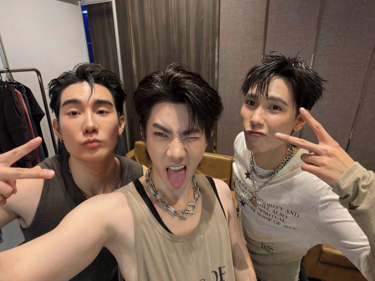 bowwowlala's tweet photo. อีโมนิดหน่อย อยากขอบคุณเพิร์ธแซนต้ามากๆ ที่ชวน #Lukeso_ ไปเป็น1ในเกส จะร้องไห้ คือเกสที่เป็นคนในGMMTV มีแค่ 5 คน แล้วหนึ่งในนั้นมีอัยลูคน่ะ ฮือๆๆๆๆๆ ขอบคุณแฟนคลับด้อมอื่นทุกคนที่เอ็นดูลูคโซด้วยนะ สองสามวันนี้มีความสุขมากจริงๆ😭😭😭😭😭

#PerthSantaConcertD1
#PerthSantaConcertD2 https://t.co/QwmcAWUKc6