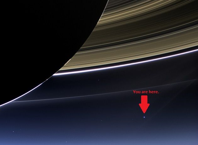 AstronomyCenter's tweet photo. ذكرى «اليوم الذي ابتسمت فيه الأرض»: صورة تاريخية من قلب المجموعة الشمسية

في التاسع عشر من يوليو 2013، التقطت المركبة الفضائية كاسيني التابعة لناسا ثالث صورة على الإطلاق للأرض من أعماق المجموعة الشمسية الخارجية، وهي صورة أطلق عليها فريق التصوير اسم «اليوم الذي ابتسمت فيه الأرض».

كانت كاسيني تدور حول زحل منذ عام 2004، وفي ذلك اليوم تحديداً تراصّت المركبة وزحل والشمس في خط واحد، مما أتاح لكاسيني رصد كسوف كلي للشمس من منظور زحل. واستغلّ الفريق العلمي هذه اللحظة النادرة ليلتقط في آنٍ واحد صورةً لكلٍّ من الأرض والزهرة والمريخ وحلقات زحل المضاءة من الخلف، فضلاً عن عدد من أقمار زحل.

بلغت كاسيني آنذاك نحو 1.45 مليار كيلومتر من الأرض، وتمتد الصورة عبر مسافة تبلغ نحو 650,000 كيلومتر. وقبيل التصوير، دعت وكالة ناسا سكان الأرض جميعاً إلى التطلع نحو السماء والابتسام، في إشارة رمزية إلى كاميرا كاسيني البعيدة.

وقالت كارولين بورسو، قائدة فريق التصوير في معهد علوم الفضاء: «أردت أن أحوّل هذا الحدث إلى فرصة لكل إنسان حول العالم كي يتأمّل فرادة كوكبنا وثمن الحياة عليه.» ويصادف اليوم الذكرى الثالثة عشرة لهذا الحدث الاستثنائي الذي جعل البشرية تُدرك ضآلة حجمها وعظمة موقعها في الوقت ذاته.

لمزيد من المعلومات:
https://t.co/GkbXKkP9AC