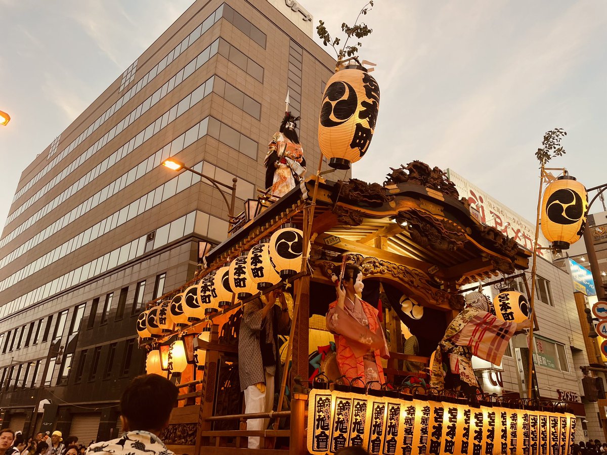 Jugendstil1982's tweet photo. 鍾馗様が見守る中での引っかせ叩き合い。山車の中では平塚囃子連の演奏に合わせたおかめとひょっとこの舞。天上の伝説と地上の軽妙洒脱が交差しながらの宮本町山車の黄昏時。いわば上方から派生した中山道上尾宿の伝統文化と、旧平塚村の庶民演芸が融合した瞬間、多くの拍手と歓声が巻き起こっていた。 https://t.co/YS3LGubduR