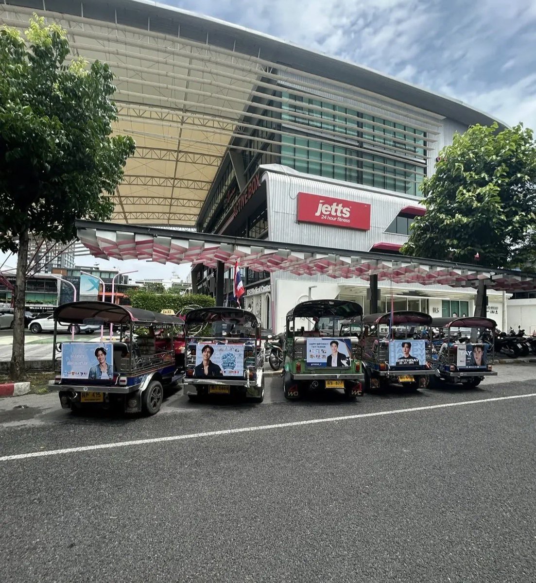 TayNewSanUSA's tweet photo. Fanbases from Bolivia, Peru, Mexico, Argentina, Philippines, and USA are happy to share our project for @Tawan_V’s birthday! 

5 Tuk-Tuks will be roaming Bangkok to celebrate our sunshine’s birthday!

Happy Birthday! We love you! 🎂💙

#TayTawan35thBirthday #Tawan_V https://t.co/2IpR84KBY3