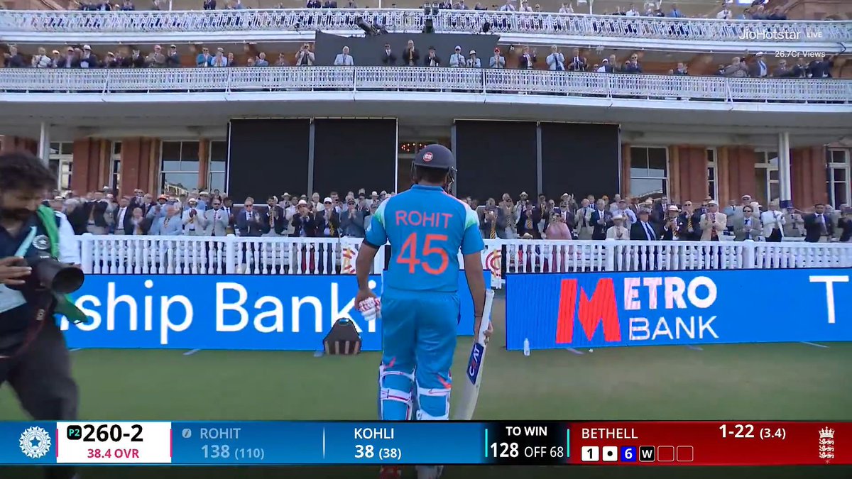 CricCrazyJohns's tweet photo. WHOLE STADIUM STANDING FOR ROHIT SHARMA 🙇 https://t.co/5CWuTdOtsC