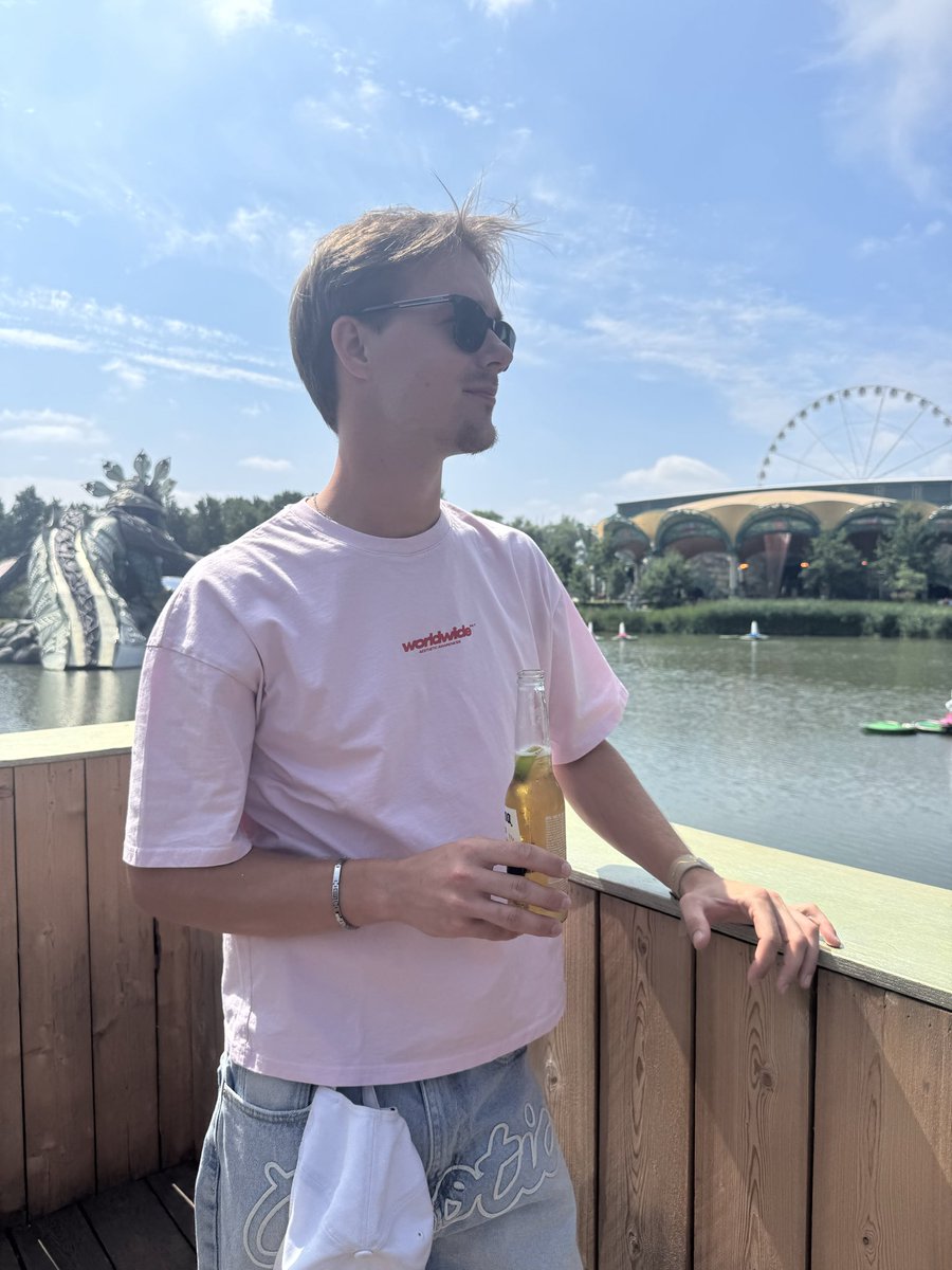 azalea_be's tweet photo. Tomorrowland c’était trop bien ‼️#LGBTQIASolidarity https://t.co/FpinUfs8iY