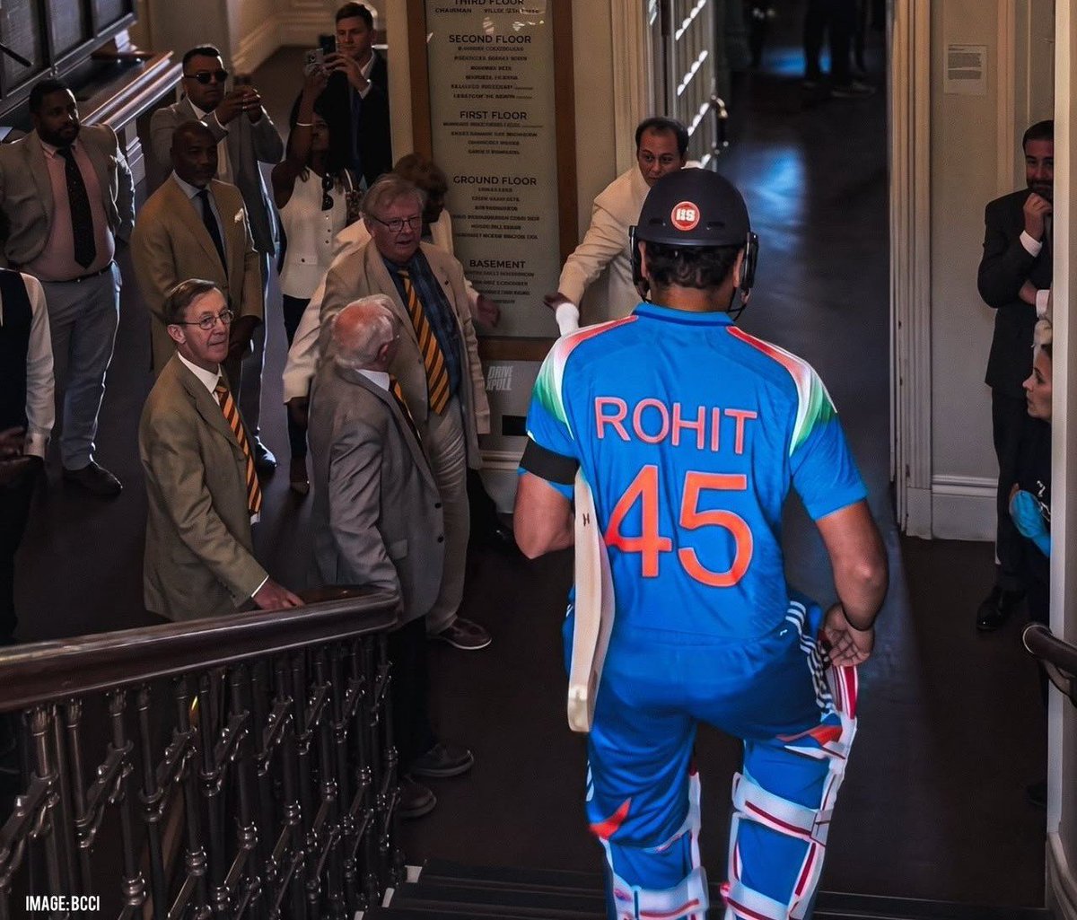 SPORTYVISHAL's tweet photo. 🚨 END OF AN UNBELIEVABLE, INCREDIBLE CENTURY BY HITMAN.

138(110) IS NOT JUST AN INNINGS, IT'S A ROAR, IT'S A FIGHT AGAINST MILLIONS, AGAINST THOUSAND OF ODDS.

OH ROHIT SHARMA, THE HISTORY WILL REMEMBER YOU AS A GREATEST FIGHTER. 🥺🦁 https://t.co/AFmUxM4lJJ