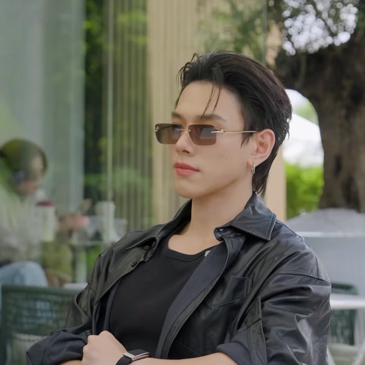 ccactusbby's tweet photo. โหหหหห ละเปิดรายการมาเจอฮีนั่งอยู่ทรงนี้ หล่อมากกกกกกก เสื้อหนังออลแบล้คพี่แทบเป็นลม 💧ㅅ💧

#เด็กเดินเรื่อง #ต้าห์อู๋ 
#DAOU #oueiija @oueiija https://t.co/9UgHGjfIRN