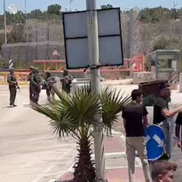 Mistaclim's tweet photo. Today, a silent popular protest was held in the town of Azzoun at the northern entrance to the town, protesting the blocking of entry and exit from the town. The participants called for the gates to be opened, emphasizing their right to freedom of movement and to live with dignity. They also called for the continuation of the silent protest until this goal is achieved.
The northern entrance to Azzoun has been closed since the beginning of the current war, in addition to the closed other entrance to the town from "Ma'ale Shomron" which has been closed for 20 years!
Despite the silent protest, the army arrived and fired live ammunition into the air and stun grenades.
Azzoun, like all Palestinian communities in the West Bank, suffers from harassment by violent settlers. Closing the roads not only harms freedom of movement and the right to a livelihood - basic human rights that Israel is ignoring; closing the entrances also exposes the town to settler violence without the residents having any means of escape.