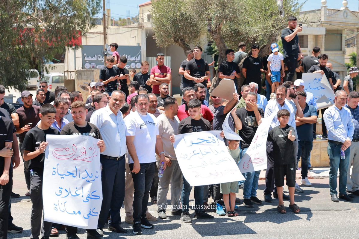 Mistaclim's tweet photo. Today, a silent popular protest was held in the town of Azzoun at the northern entrance to the town, protesting the blocking of entry and exit from the town. The participants called for the gates to be opened, emphasizing their right to freedom of movement and to live with dignity. They also called for the continuation of the silent protest until this goal is achieved.
The northern entrance to Azzoun has been closed since the beginning of the current war, in addition to the closed other entrance to the town from "Ma'ale Shomron" which has been closed for 20 years!
Despite the silent protest, the army arrived and fired live ammunition into the air and stun grenades.
Azzoun, like all Palestinian communities in the West Bank, suffers from harassment by violent settlers. Closing the roads not only harms freedom of movement and the right to a livelihood - basic human rights that Israel is ignoring; closing the entrances also exposes the town to settler violence without the residents having any means of escape.