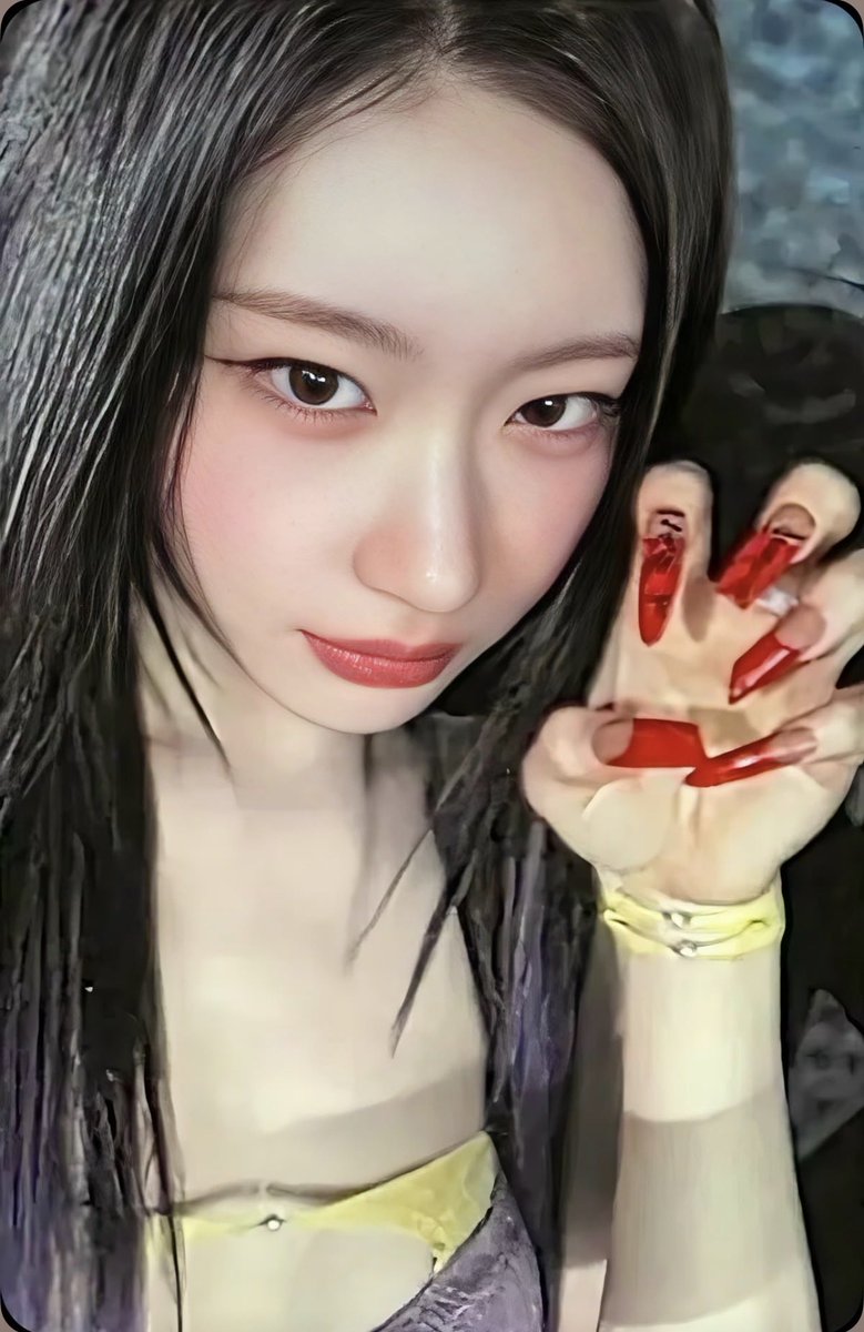 lcr_feed_'s tweet photo. these chaeryeong photocards 🍒 https://t.co/eOgok3wDgg