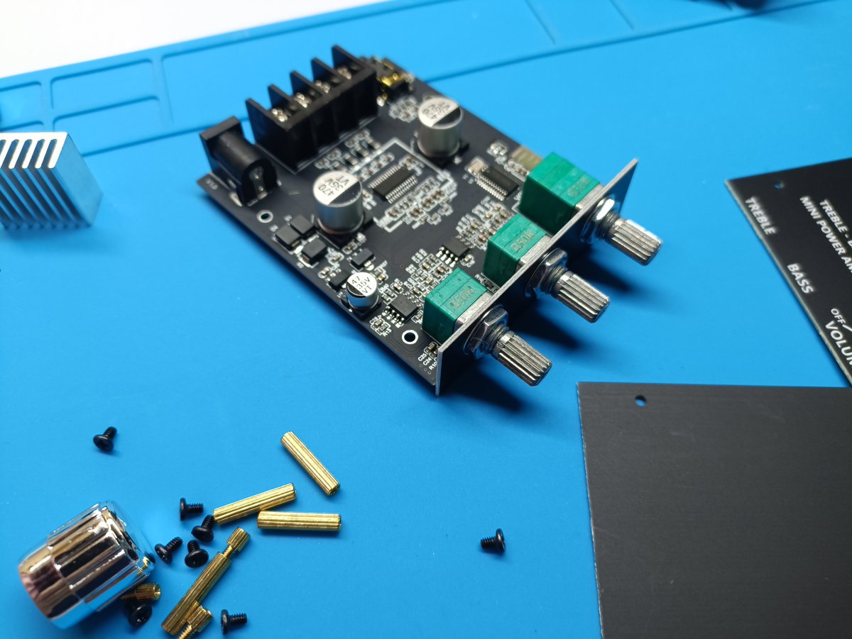 matton_gt's tweet photo. 簡単なイコライザーついたBluetoothアンプがこんな安く買えるのか！前のも安かったけど1000円切るのは助かるタルるートくん♪音はどうかな？ https://t.co/95udgK8ZsY