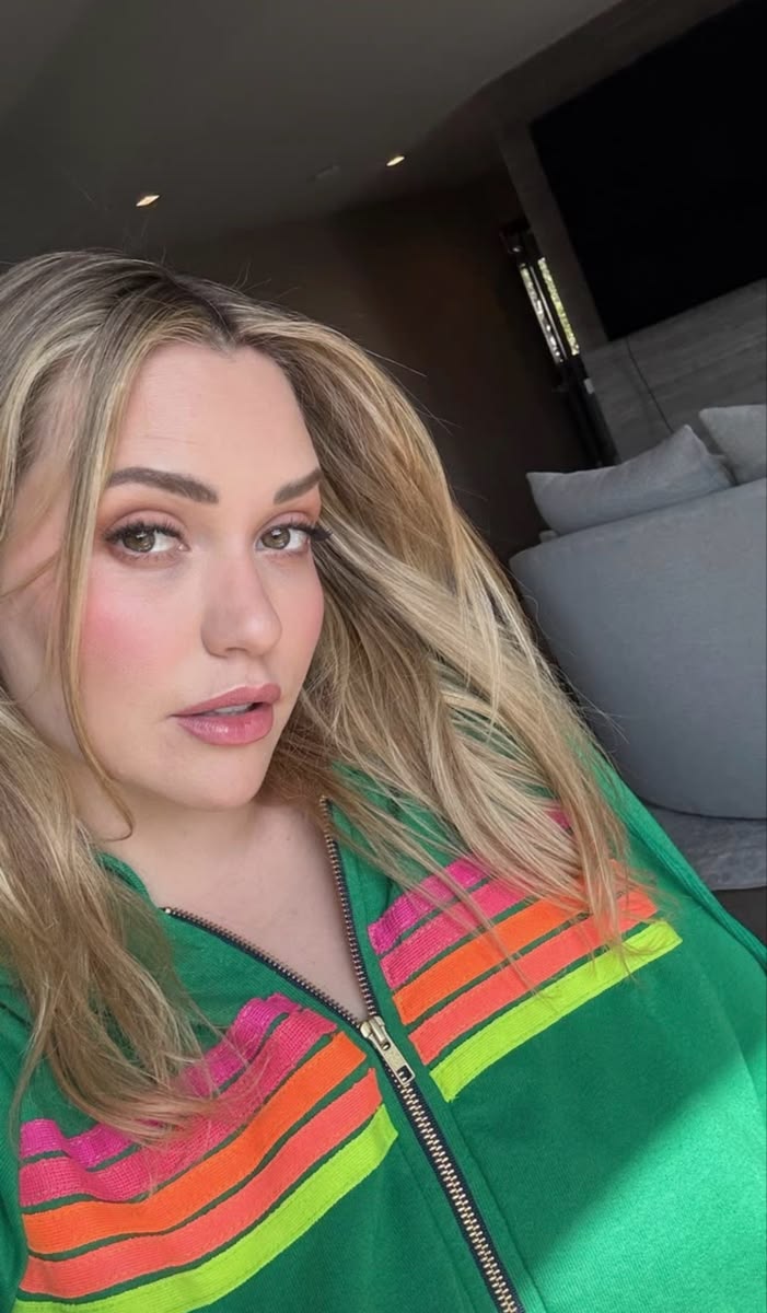 Mia maklkova tweet media