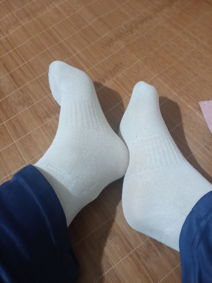 9uzu56's tweet photo. 白袜好看还是黑袜好看 #恋足  #男m #崇拜  ＃调教 #挑战  #贱狗  #控制 #K9  #四爱 #压榨奴 #羞辱  #圣水奴 #恋脚 #羞辱 #踢裆  #狗  #狗儿子 #狗奴舔脚 https://t.co/HMMBZWQIxY