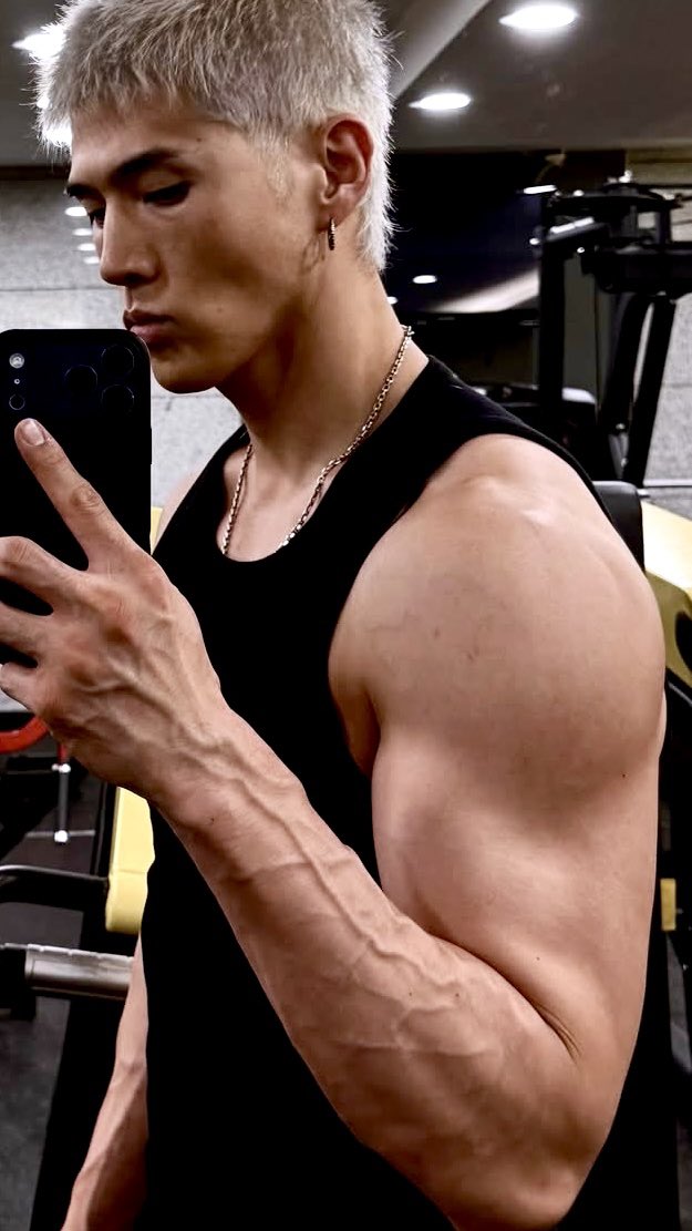 suhojinyoung's tweet photo. BM, lee minhyuk, and choi san 
on their latest updates: ARMS 💪🏻 https://t.co/GDaZeGUOnZ