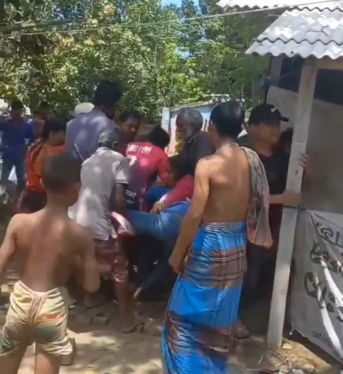 sagor_dn556's tweet photo. Anti-Hindu #Pogrom is going on in #Bangladesh. 

News coming in from #Jessore district. 

Islamists attacked the family of Sushanta Mondal in #Sagarduttakati village under the #Keshavpur Union. https://t.co/MxbtwC6RD2