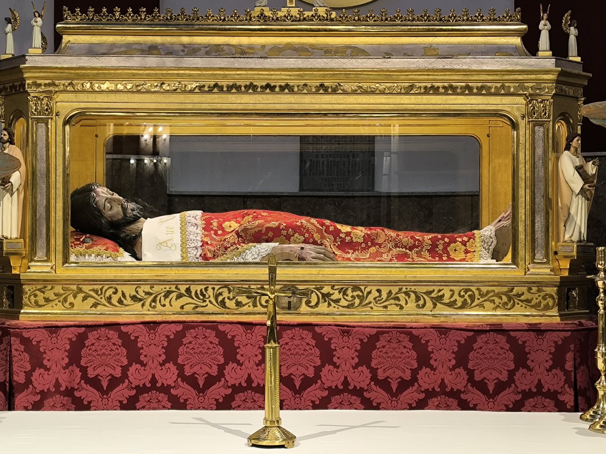 trastamara_ana's tweet photo. Hay una frase que se repite en la Biblia muchas veces:

                    "No tengas miedo".

Tal vez por eso, sentí la necesidad de acercarme hasta aquí🙏

Impresionante imagen del Santísimo Cristo del Sepulcro, una emblemática escultura  de Cristo Yacente que se encuentra en la Basílica de la Purísima en Yecla (Murcia).
