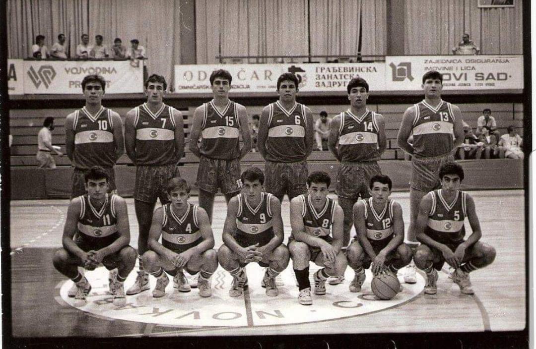 tarihtenbasket's tweet photo. 1988 yılında Yugoslavya’da (Sırbistan) düzenlenen Gençler Avrupa Şampiyonası’na katılmayı başaran Genç Millilerimiz;
Ayaktakiler: Volkan Aydın, Cenk Renda, Cenk Duraklar, Tunç Girgin, Mustafa Secerlioğlu, Hüseyin Buğdaycı
Oturanlar: Murat Evliyaoğlu, Mehmet Ali Tınay, Ufuk Sarıca, Ümit Akat, Rahmetli Mahmut Murat Sener, Ömer Kart