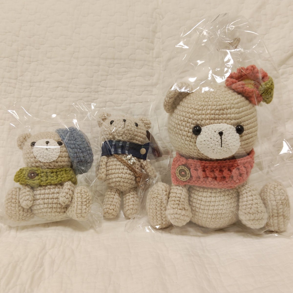 お迎えした4匹クマちゃんたち。 一匹は娘のベッドに行き、一緒に寝て