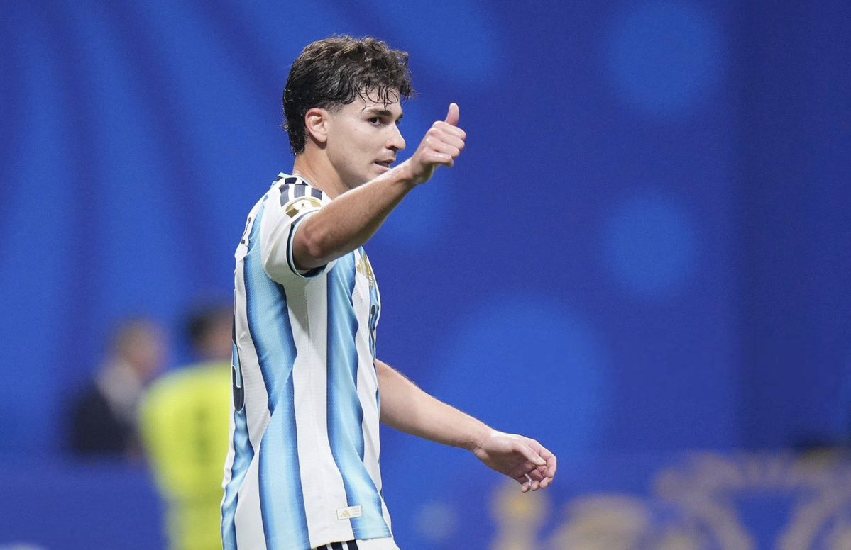Atlantic__Media's tweet photo. Julián Álvarez will be starting for Argentina,  while Lautaro Martínez is benched https://t.co/WUhoHqnWGD