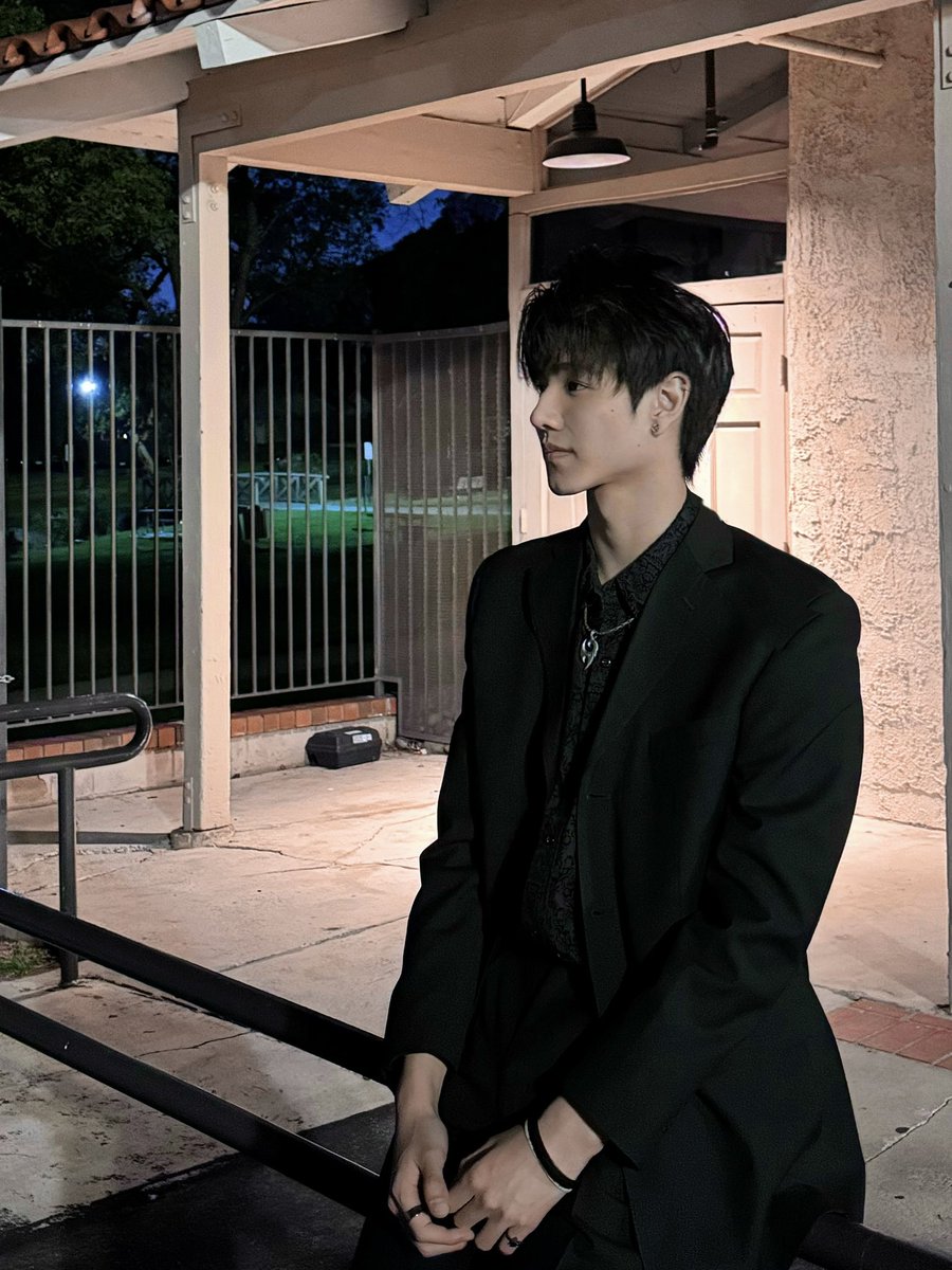 Jacob_attends's tweet photo. Black suit https://t.co/zZDZRgL5Ch