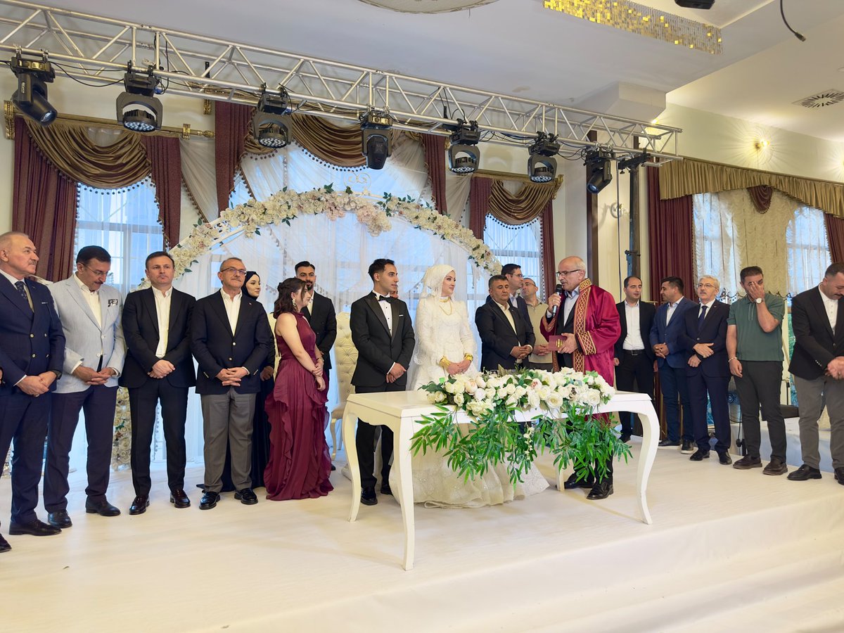 SeddarYavuz's tweet photo. Elif ve Yusuf çiftinin  düğün merasimine katılarak bu anlamlı günlerinde aileleriyle birlikte mutluluklarına ortak olduk.

Genç çiftimizi gönülden tebrik ediyor, kendilerine sağlık, huzur ve mutluluk içerisinde bir ömür; ailelerine ise hayırlı ve uğurlu olmasını temenni ediyorum.

#Malatya