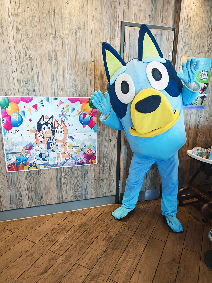 SimondsAlvin's tweet photo. Bluey lunch meet and greet, McDonald's https://t.co/7MRfhveKpW