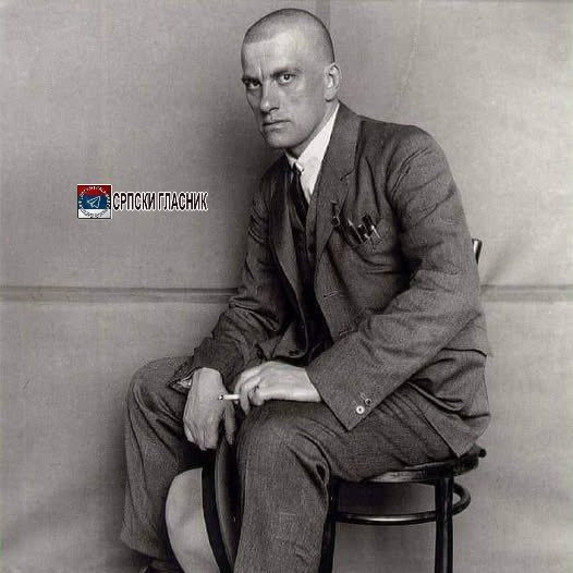 Ortodox_Serb's tweet photo. Песник Владимир Мајаковски (1893-1930) далеке 1909. године бацио је у лице својим "суграђанкама и суграђанима" 10 порука о револуцији.

Због тих 10 порука провео је 10 месеци на робији:

1. Револуција почиње - када људи више не прихватају незадовољство као нормално стање, а ви ћутите, грађанке и грађани!

2. Револуција почиње - када се бес гладних не може купити новцем ситих, а ви сте гладни, грађанке и грађани!

3. Револуција почиње - кад радници одбију да буду робови и отму оно што им припада, а ви ћутите, грађанке и грађани!

4. Револуција почиње - кад морални закон не постоји, а писани закони се примењују само на сиротињи, а ви сте сиротиња, грађанке и грађани!

5. Револуција почиње - кад држава понижава старе, а хапси или протерује младе, а ви ћутите, грађанке и грађани!

6. Револуција почиње - кад народ служи властима, а не власт народу, а ви служите, грађанке и грађани!

7. Револуција почиње - кад уметници престану да буду кукавице и проговоре на сав глас, док ви ћутите, грађанке и грађани!

8. Револуција почиње - кад су забрањени слободна реч и слободна мисао, а ви сте забрањени, грађанке и грађани!

9. Револуција почиње - кад посла и хлеба има само за оне који цара славе и хвале, а ви ћутите, грађанке и грађани!

10. Револуција почиње - кад полиција, војска и службе безбедности нису чувари слободе, већ окупатори сопственог народа, а ви сте окупирани грађанке и грађани!

🇷🇸 СРПСКИ ГЛАСНИК