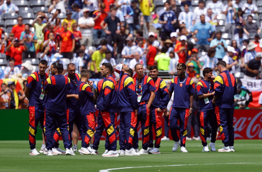 SGazetteSport's tweet photo. 🇪🇸 LA ROJA ARE READY. 👀🏆

Spain's players inspect the pitch in New Jersey as the countdown to the FIFA World Cup 2026 final against Argentina enters its final moments. ⏳🔥 

#WorldCup2026 https://t.co/7J9mfFMgfe