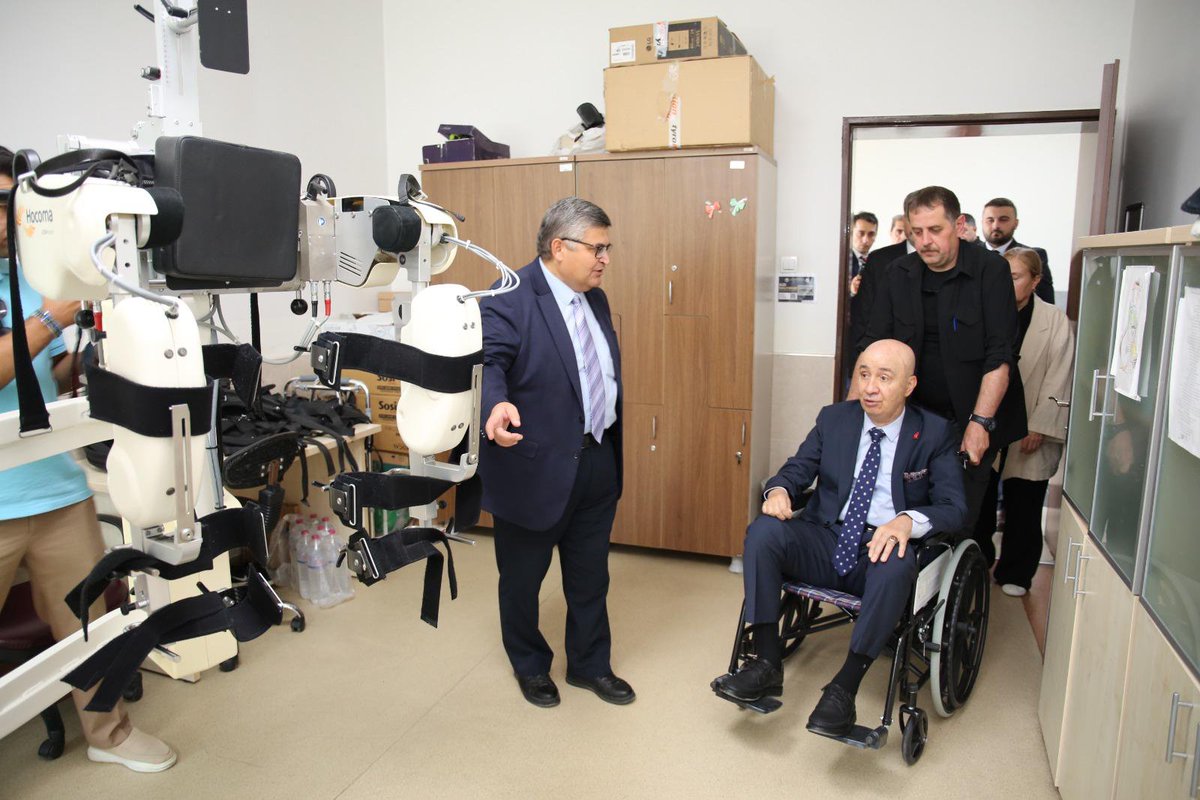 t_aslanresmi's tweet photo. AFSÜ Rektörü Prof. Dr. Adem Aslan beyefendi, yönetici ve doktorlarıyla birlikte Tıp Fakültesi bünyesinde oluşturulan FTR hastanesinde incelemelerde bulunduk.Ülkemizin dört bir tarafından gelen hastalarımıza https://t.co/6qokmnKnjL
