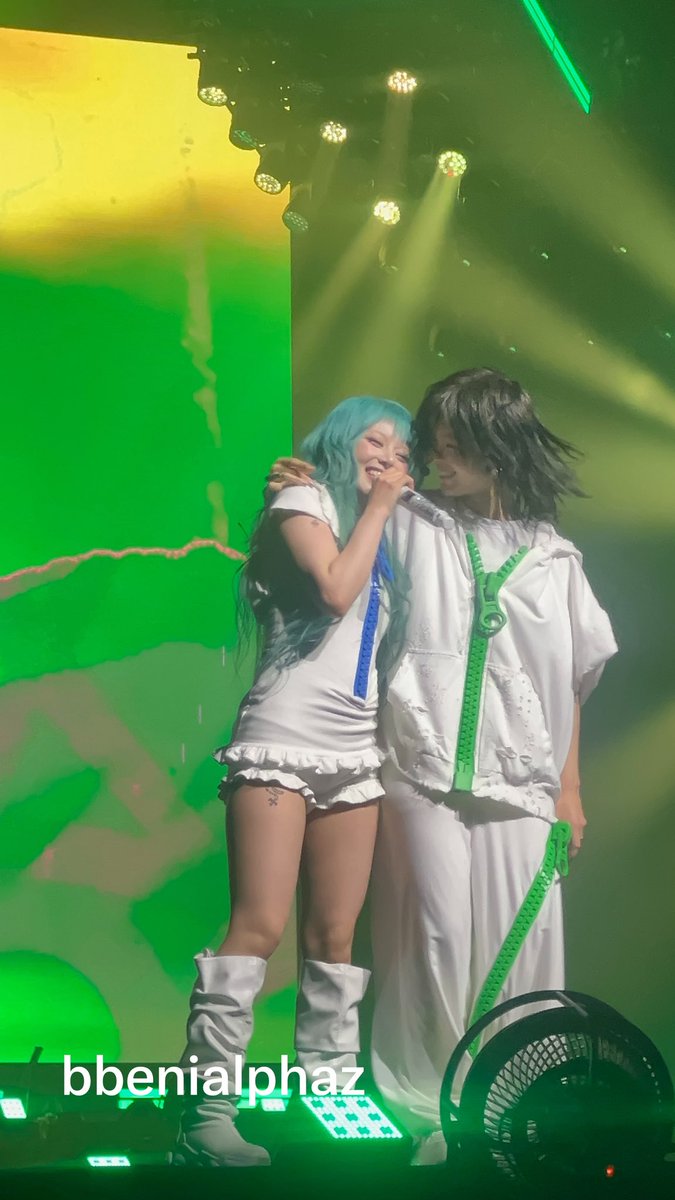 beniyisnvcb's tweet photo. They look so affectionate 
#THECORETOUR
#XG_WorldTour_THECORE
#XG_WorldTour_THECORE_BANGKOK https://t.co/IpyMiCBba9