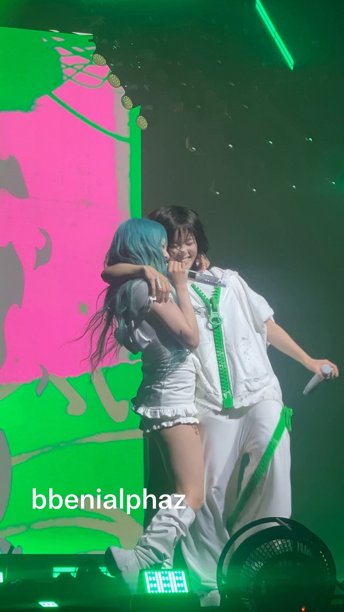 beniyisnvcb's tweet photo. They look so affectionate 
#THECORETOUR
#XG_WorldTour_THECORE
#XG_WorldTour_THECORE_BANGKOK https://t.co/IpyMiCBba9