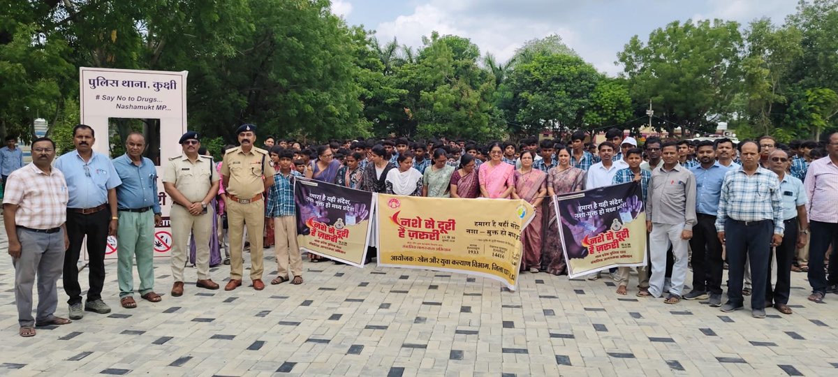 SP_DHAR_MP's tweet photo. "नशे से दूरी है ज़रूरी 2.0"

थाना कुक्षी पुलिस द्वारा सांदीपनि शासकीय विद्यालय, कुक्षी में विद्यार्थियों एवं शिक्षकों को नशे के दुष्परिणामों के प्रति जागरूक कर नशामुक्ति की शपथ दिलाई गई।

**स्वस्थ युवा, नशामुक्त भारत।**

#NasheSeDooriHaiZaroori #DharPolice #SPDhar #SayNoToDrugs https://t.co/eofX9qAW1v