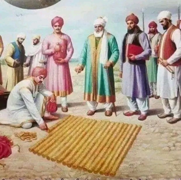 _vatsalasingh's tweet photo. विश्व की सबसे महंगी जमीन कहाँ है?

🟠 *धरती का सबसे महंगा स्थान पंजाब के सरहिंद में फतेहगढ़ साहब में है, यहाँ पर श्री गुरु गोविंद सिंह जी के छोटे साहिबजादों और माता जी का अंतिम संस्कार किया गया था, जिनकी सरहिंद के नवाब वजीर खान ने बड़ी निर्ममता से H त्या करवा दी थी।*

*साथ ही मोतीराम मेहरा और उसके परिवार को कोल्हू में पिसवा दिया गया था क्योंकि ये ठंडे बुर्ज में कैद गुरु गोविंद जी की माता और उनके बच्चो को गर्म दूध पीने के लिए लाते थे।*

🟠 *हिन्दू सेठ दीवान टोडर मल जैन ने यह जगह 78000 सोने की मोहरें (सिक्के) भूमि पर फैला कर मुस्लिम बादशाह से भूमि ख़रीदी थी।*

🟠 *सोने की कीमत के अनुसार इस 4 स्क्वायर मीटर जमीन की कीमत 2500000000 (दो अरब पचास करोड़) बनती है।*

🟠 *आज तक के विश्व के इतिहास में इतनी महँगी जगह कहीं नहीं ख़रीदी गयी।*

आज यह स्थान गुरुद्वारा ज्योति स्वरूप साहिब के नाम से जाना जाता है और इसका कोई मोल नहीं लगाया जा सकता।