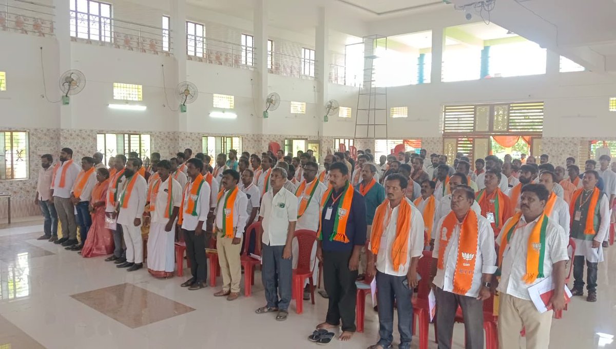 BJPOBCMorcha4AP's tweet photo. కర్నూలు జిల్లా ఓబీసీ మోర్చా జిల్లా కార్యవర్గ సమావేశం విజయవంతం. దీప ప్రజ్వలనతో ప్రారంభమైన సమావేశంలో రాష్ట్ర అధ్యక్షులు శ్రీ రొంగల గోపీ శ్రీనివాస్ గారు, రాష్ట్ర నాయకులు, జిల్లా నాయకులు, కార్యకర్తలు పాల్గొని సంస్థ బలోపేతం, ఓబీసీ సాధికారతపై దిశానిర్దేశం చేశారు.
#OBCMorcha #Kurnool https://t.co/3G5ncNocRh