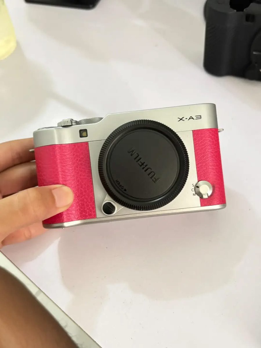1vxeli's tweet photo. wts fujifilm x-a3 
lengkap, good condi, normal tidak ada kendala dan minus,mulus semua fitur aktif,jamur sama vignate aman
include: box,casan,baterai,memory card 64gb,kit lensa 16-50
3,5 nego
tag zonauang zonajajan fujifilm xa3 wts https://t.co/W6F5JcuTzf