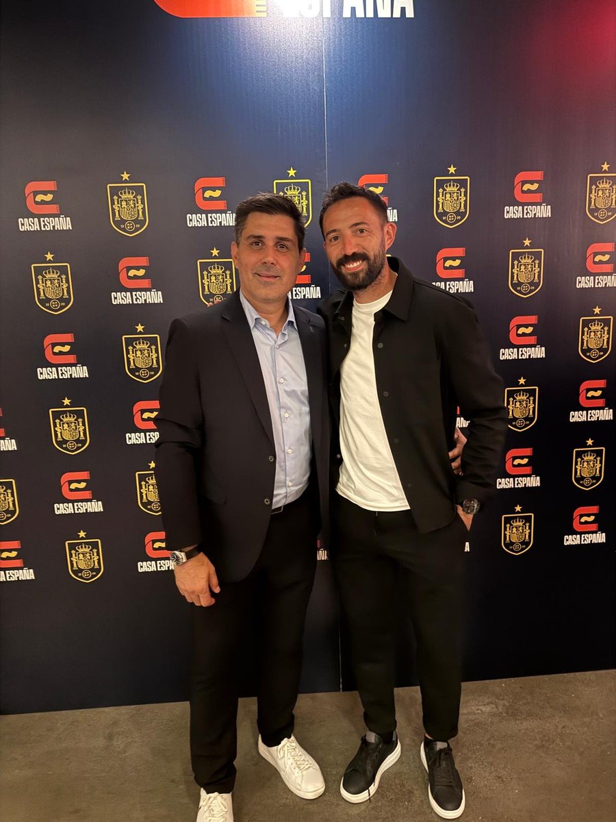 davidaganzo's tweet photo. ⚽️🏆Hay emociones que nunca cambian. La previa de una final de un Mundial siempre es especial. Desde fuera, estaremos empujando con el alma.

Mucha suerte a nuestros compañeros. ¡Vamos 🇪🇸⭐️! https://t.co/nkNdnLS9Hc