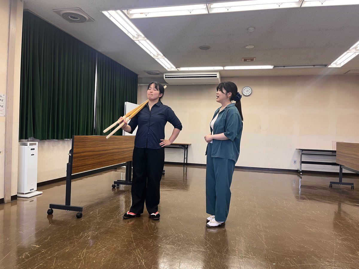 haruaduma's tweet photo. 本日も稽古でした✊
女性陣も殺陣頑張ってます✨
実際の舞台の幅を意識して細かい動きの確認をしながら作っています⚔️
稽古の後はみんなで焼肉パーティーしました🍖
お肉大きくてびっくり🤗 https://t.co/FElMEdMZbd
