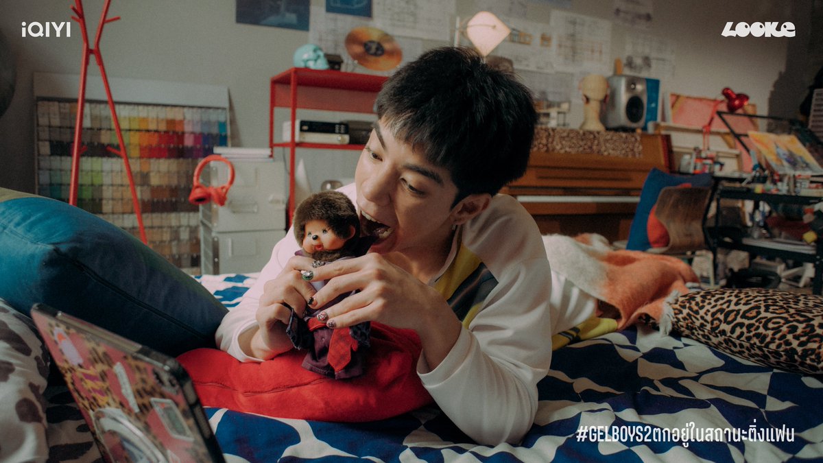 looke_world's tweet photo. SPOIL PHOTO BOMB ⭑.ᐟ

เตรียมรับชม OFFICIAL TRAILER 
iQIYI Original ‘GELBOYS 2 ตกอยู่ในสถานะติ่งแฟน’ ครั้งแรกพร้อมกันในงานแถลงข่าววันพรุ่งนี้ 👀✨

งานแถลงข่าว iQIYI Original ‘GELBOYS 2 ตกอยู่ในสถานะติ่งแฟน’
📅 วันที่ 20 กรกฎาคม เวลา 18:00 น. 
📍สถานที่ : ลาน BLOCK I, SIAM SQUARE

พร้อมเสิร์ฟความติ่งตอนแรก เสาร์ที่ 8 สิงหาคม นี้
ทุกวันเสาร์ ดูสดพร้อมกัน เวลา 21:30 น. ทาง ช่องวัน 31
และดูออนไลน์เวอร์ชัน UNCUT เวลา 23:00 น. บนแอป iQIYI และเว็บ https://t.co/ej2YKWUp0i ที่เดียวเท่านั้น
🎧💅📸🤹🏼‍♂️⭐️🫶🏻🎨👀💿☄️🎟️🪽🍒🍫💥

#GELBOYS2ตกอยู่ในสถานะติ่งแฟน 
#GELBOYS2 
#iQIYIOriginal #one31 
#LOOKE