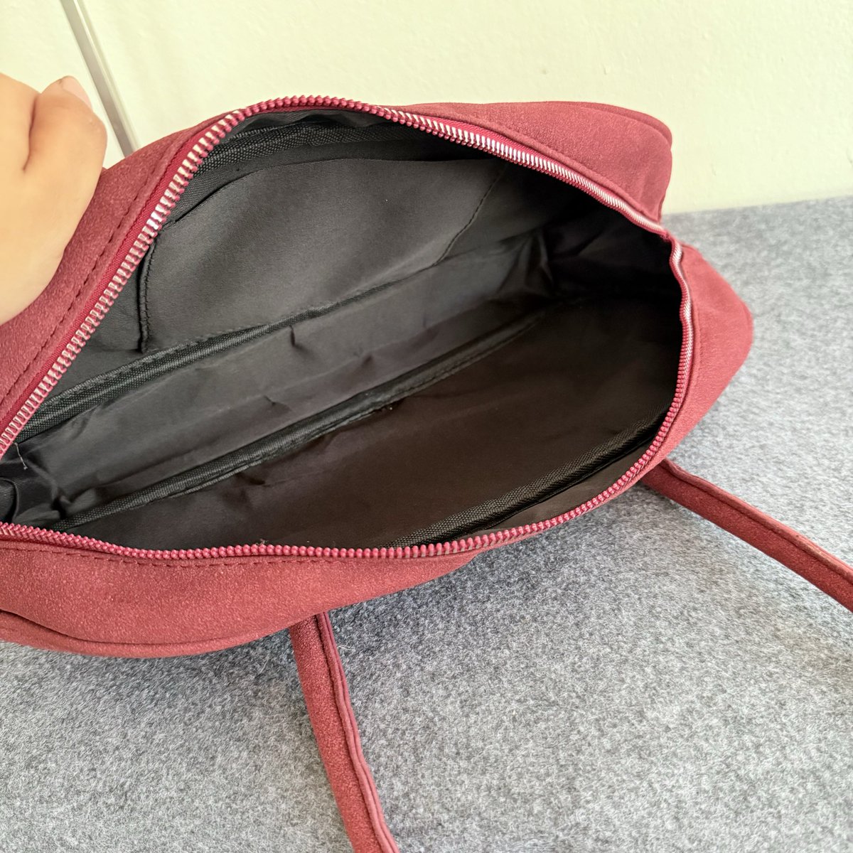 mmpstore_'s tweet photo. shoulder bag — สีแดงตุ่นๆ ฟีลงานหนังกลับนะคะ สวยมากกก ทรงเก๋ สภาพดี สะพายไปคาเฟ่ได้เลย ♥️

size : 13x5”
🛒 130.- (รวมส่ง)

#เสื้อผ้ามือสอง #ส่งต่อเสื้อผ้ามือสอง #กระเป๋ามือสอง #ส่งต่อกระเป๋า #เสื้อผ้ามือ2 #กระเป๋ามือสองสภาพดี #y2k #ส่งต่อvtg #พรีเกาหลี https://t.co/sT1e0Aqmwm
