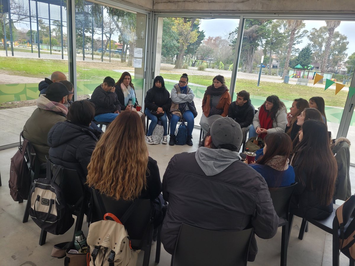 florroman_'s tweet photo. 🤝 Encuentro interregional de Salud Comunitaria junto a coordinadoras y coordinadores de las Regiones V, VII y XII. 🫂💜

Compartimos experiencias para fortalecer la organización territorial y las redes en salud. El trabajo colectivo es clave para garantizar el acceso al derecho. https://t.co/BnlKnLm2IT