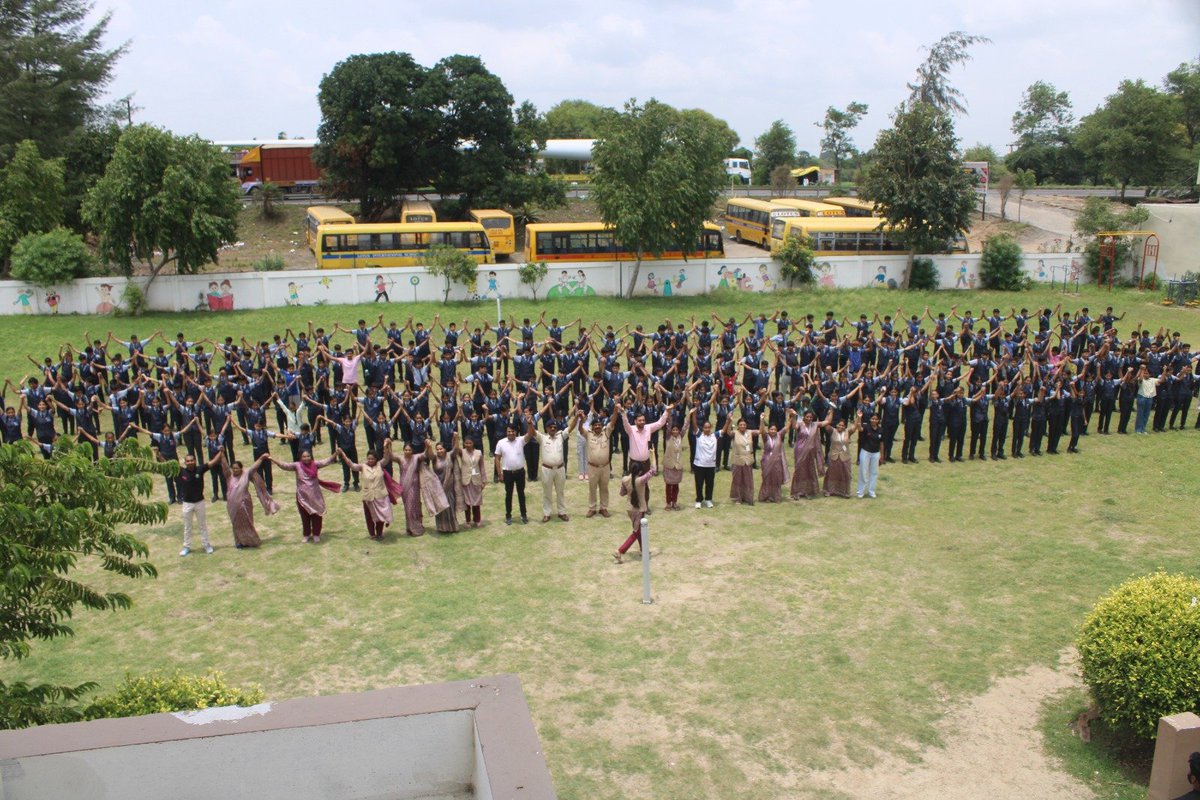 SP_DHAR_MP's tweet photo. "नशे से दूरी है ज़रूरी 2.0"

थाना सादलपुर पुलिस द्वारा विद्यालय में जागरूकता कार्यक्रम एवं क्विज़ प्रतियोगिता आयोजित कर विद्यार्थियों को नशे के दुष्प्रभावों के प्रति जागरूक किया गया तथा सभी को नशामुक्ति की शपथ दिलाई गई।
जागरूक युवा, नशामुक्त भारत। https://t.co/9SY08kpcNy