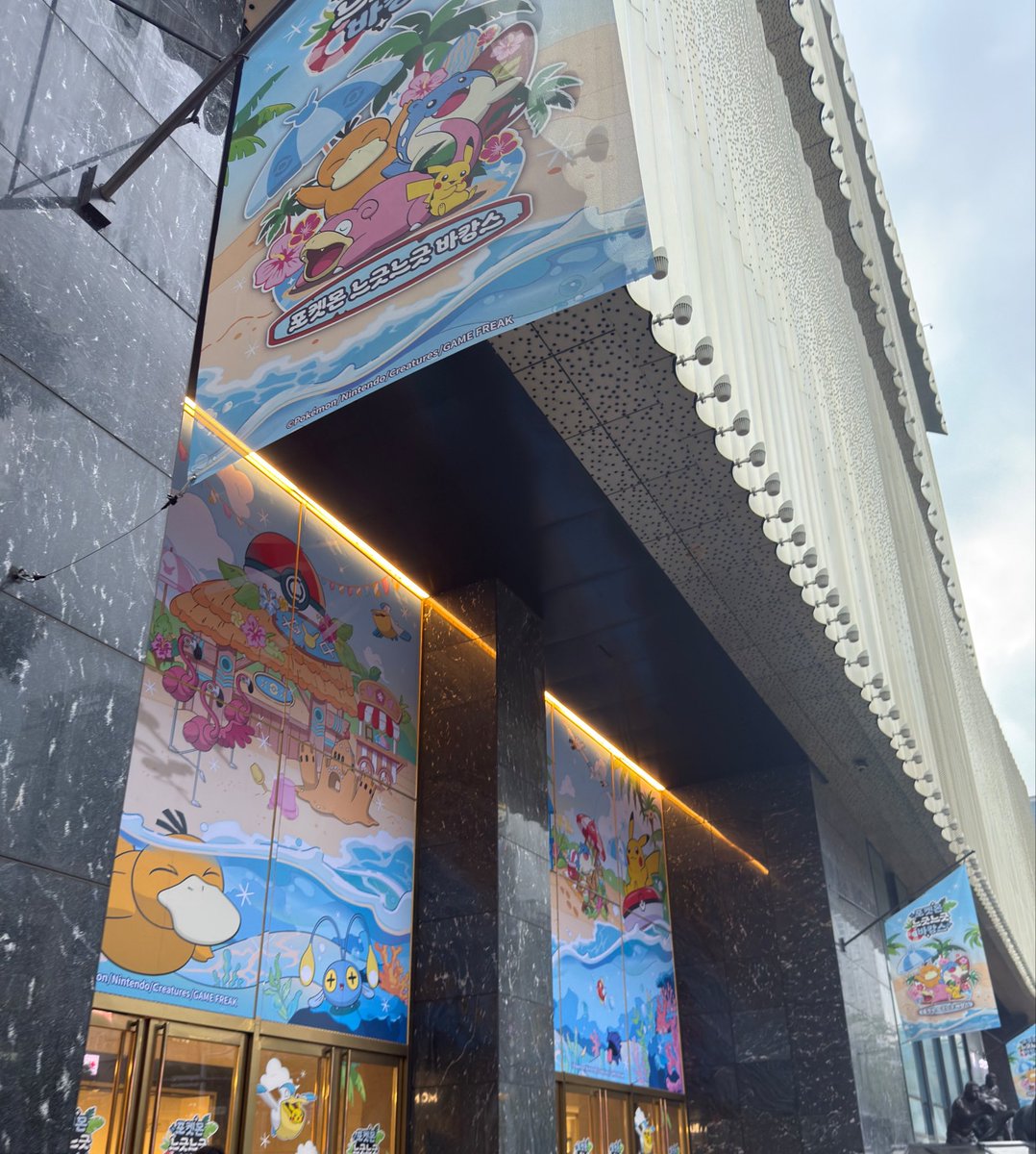 runruncyo's tweet photo. 人が映っていたので投稿直し❕

釜山のロッテマート百貨店ポケモンいっぱいで可愛かった🩶紙袋もポケモン🛍️ https://t.co/PVnWJrNtwy